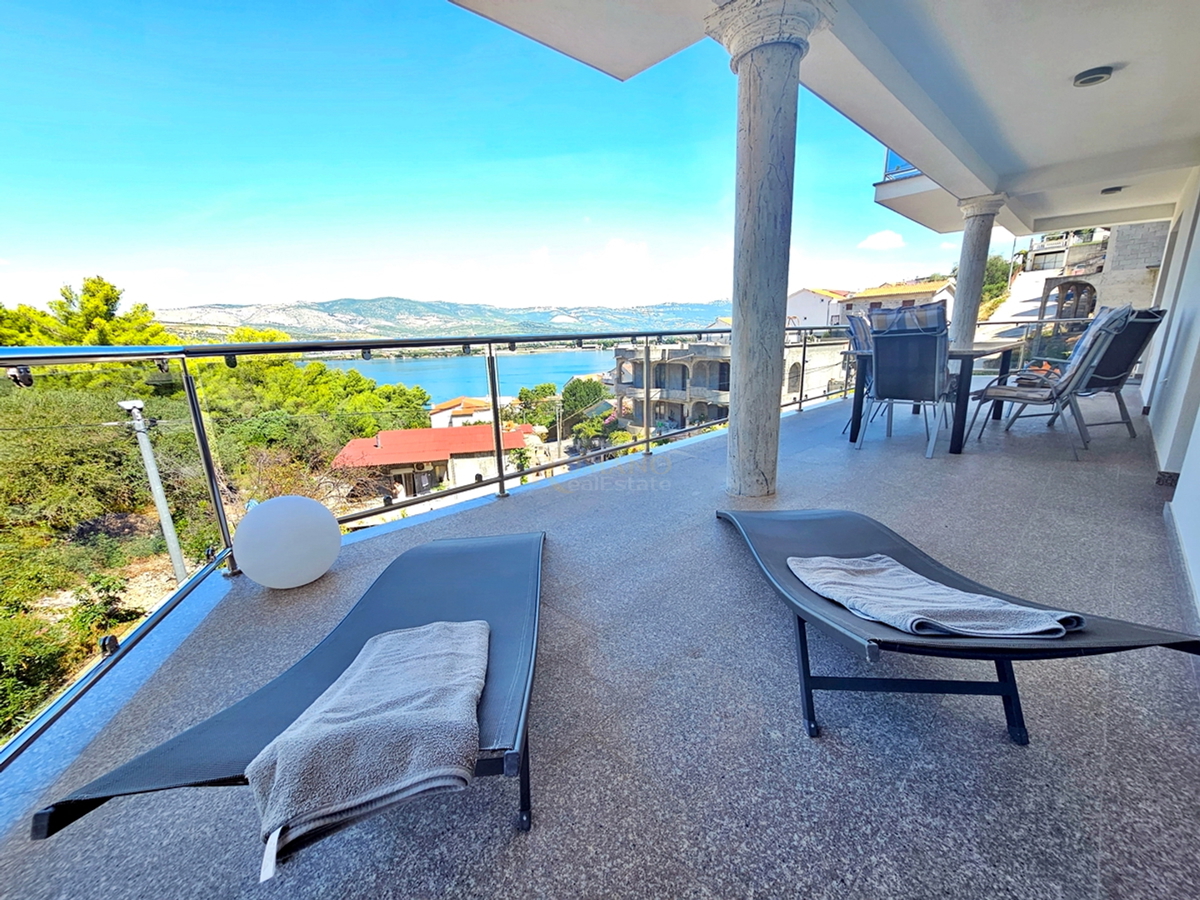 Casa di lusso a Čiovo - Mastrinka con 3 appartamenti e vista aperta sul mare